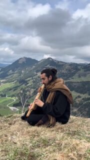 Nothing beats playing at the edge of a cliff looking into a beautiful valley 🗻 
This beautiful fifth harmony flute in C#/F# was just sent to the US to its new happy owner 🙏

#flutemusic#nativeamericanstyleflute#handcrafted#mountains#soundhealing